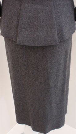 Hattie Carnegie - Ensemble 2 pièces veste et jupe ajustée en laine grise, circa 1950 en vente 3
