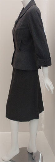Noir Hattie Carnegie - Ensemble 2 pièces veste et jupe ajustée en laine grise, circa 1950 en vente