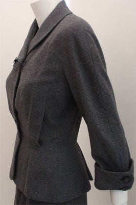 Hattie Carnegie - Ensemble 2 pièces veste et jupe ajustée en laine grise, circa 1950 en vente 1
