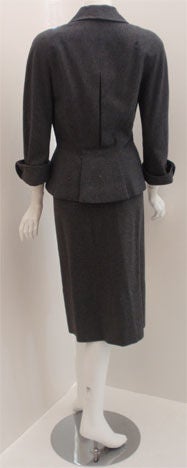 Hattie Carnegie - Ensemble 2 pièces veste et jupe ajustée en laine grise, circa 1950 Pour femmes en vente