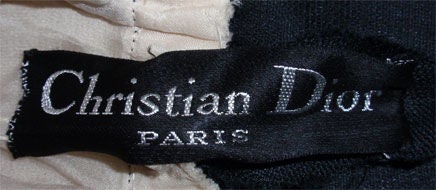 Dies ist ein schwarz-weißes, langes Tageskleid im Matrosenstil von Christian Dior Haute Couture aus dem Jahr 1980. Dieses Kleid hat einen vollen Rock mit Raffung an der Hüfte und einen 16