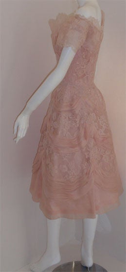 Ceil Chapman - Robe de cocktail en dentelle rose clair, circa 1950 Bon état - En vente à Los Angeles, CA