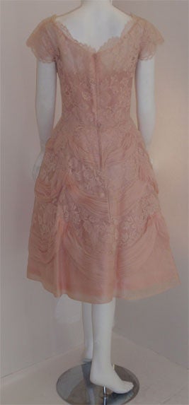 Ceil Chapman - Robe de cocktail en dentelle rose clair, circa 1950 Pour femmes en vente