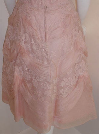 Ceil Chapman - Robe de cocktail en dentelle rose clair, circa 1950 en vente 4