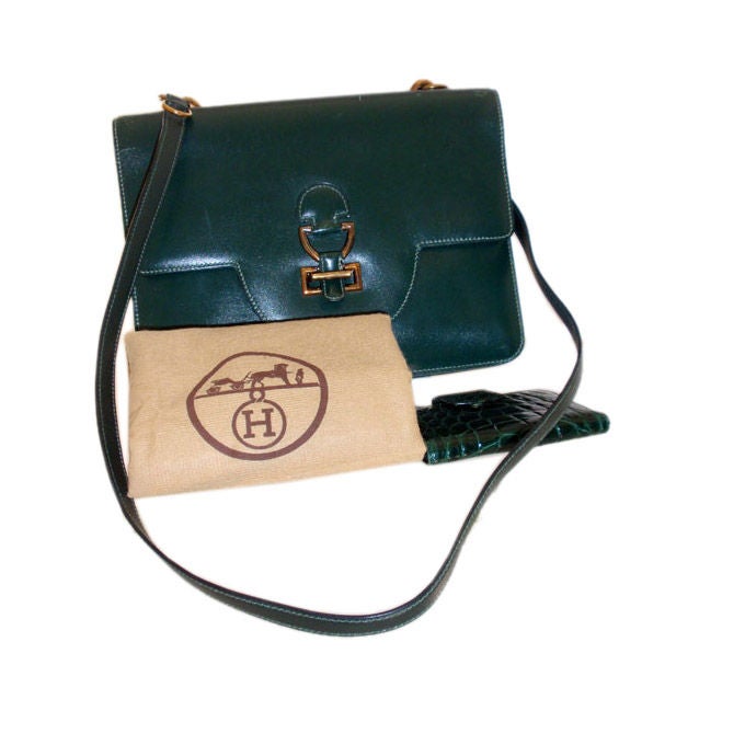 This is a rare vintage hunter green square leather handbag by Hermes, from the 1970's. The handbag has one 17.5