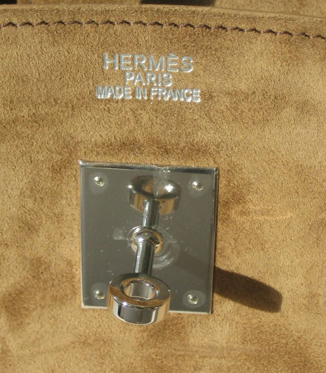 35cm Hermes Birkin Marron Glace in Veau Doblis Leather |<br />
Palladium Hardware | K Stamp<br />
<br />
Brand new, never used, Hermès 35cm Birkin bag in gorgeous Marron Glace Veau Doblis (SUEDE!) leather with shiny Palladium hardware.<br />
<br