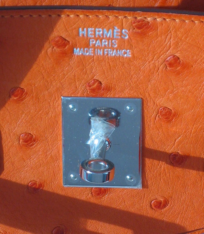 Hermès Birkin 35cm in Orange Ostrich Palladium Hardware L Stamp<br />
<br />
Beautiful bag!<br />
<br />
The bag measures 35 cm/ 14