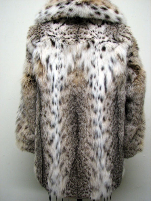 Fine vintage Nan Duskin authentic lynx fur short coat/jacket. Natural N. American lynx fur item fully silk lined with hidden hook closures. Item features large notched collar & hidden side pockets.