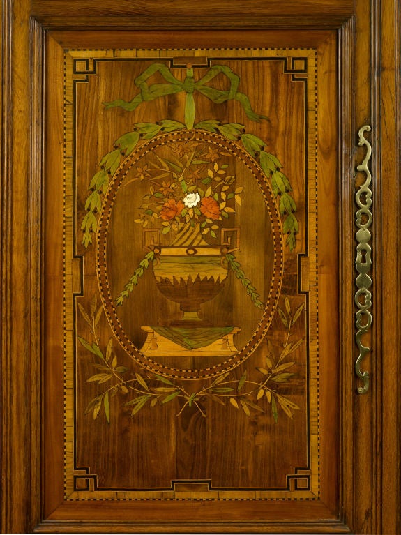Exceptionnelle et rare armoire française de la fin du XVIIIe siècle en bois fruitier de Lorrain avec des vases de fleurs en marqueterie et une incrustation d'ivoire entre deux zones de marqueterie cubique.  À la base, deux tiroirs surmontent un