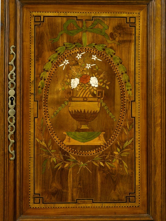 Français Armoire française en bois fruitier et marqueterie, fin du XVIIIe siècle en vente
