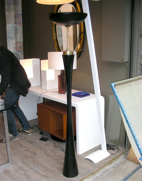 1950s floor lamp with the shaft in varnished veneered wood; the upper part is in gilt bronze and painted tôle.