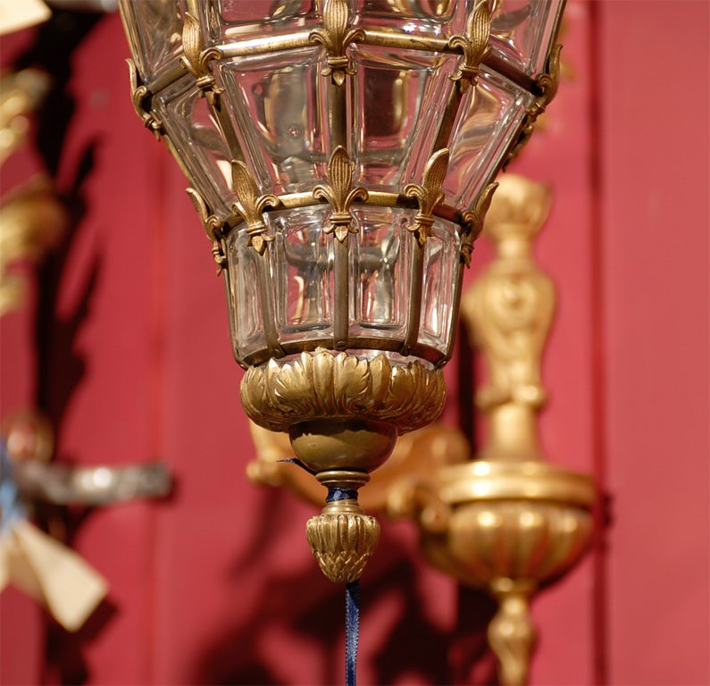 Laterne im Stil von Versaiiles aus vergoldeter Bronze und Kristall (Frühes 20. Jahrhundert) im Angebot