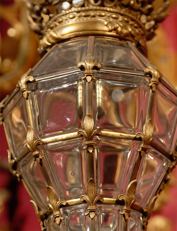 Laterne im Stil von Versaiiles aus vergoldeter Bronze und Kristall im Angebot 1