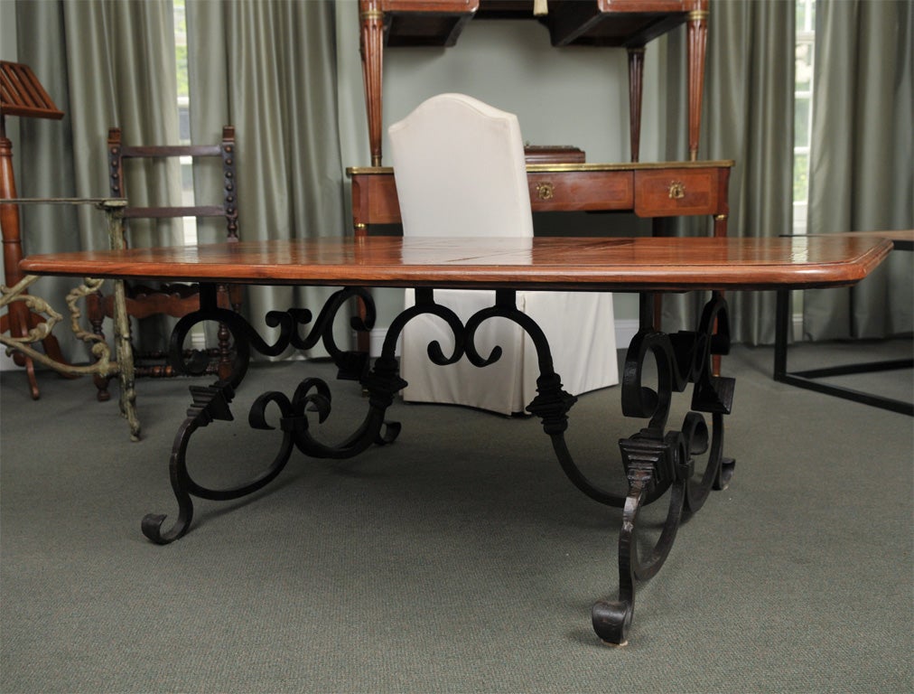 Français Table basse en parquet de noyer ancien fabriquée de manière artisanale en vente