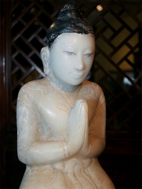 Rare Burmese Shan style alabaster kneeling Buddha 17th century In Excellent Condition In Yonkers, NY
