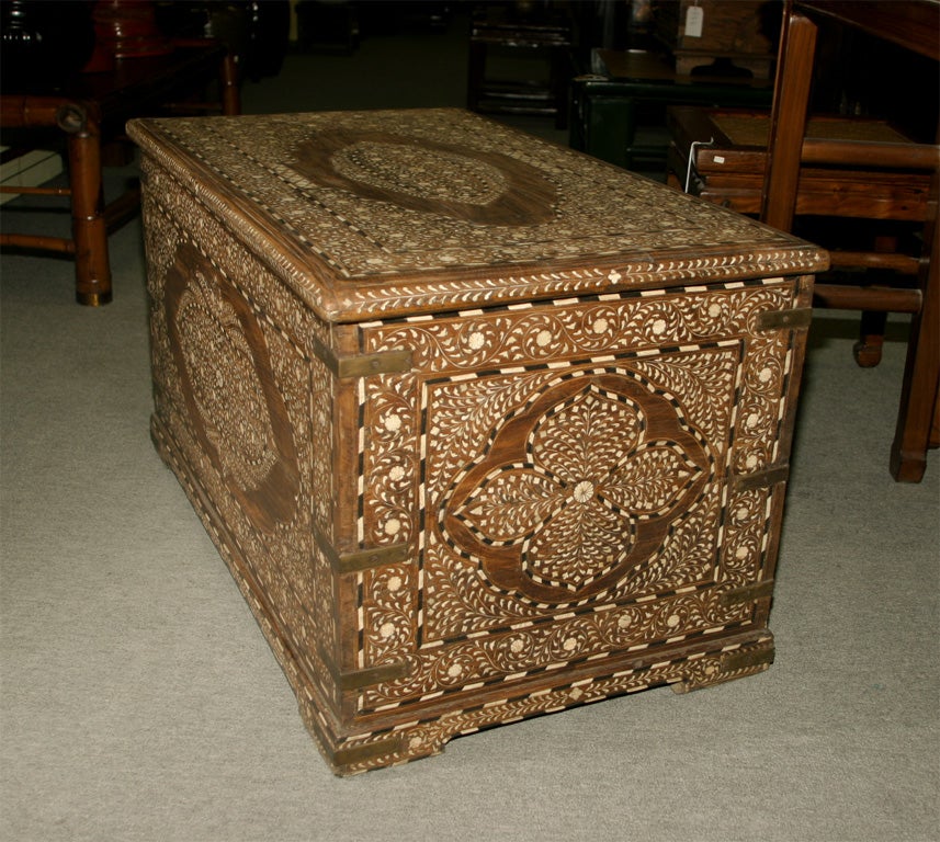 Ancienne table basse commode coloniale anglaise incrustée