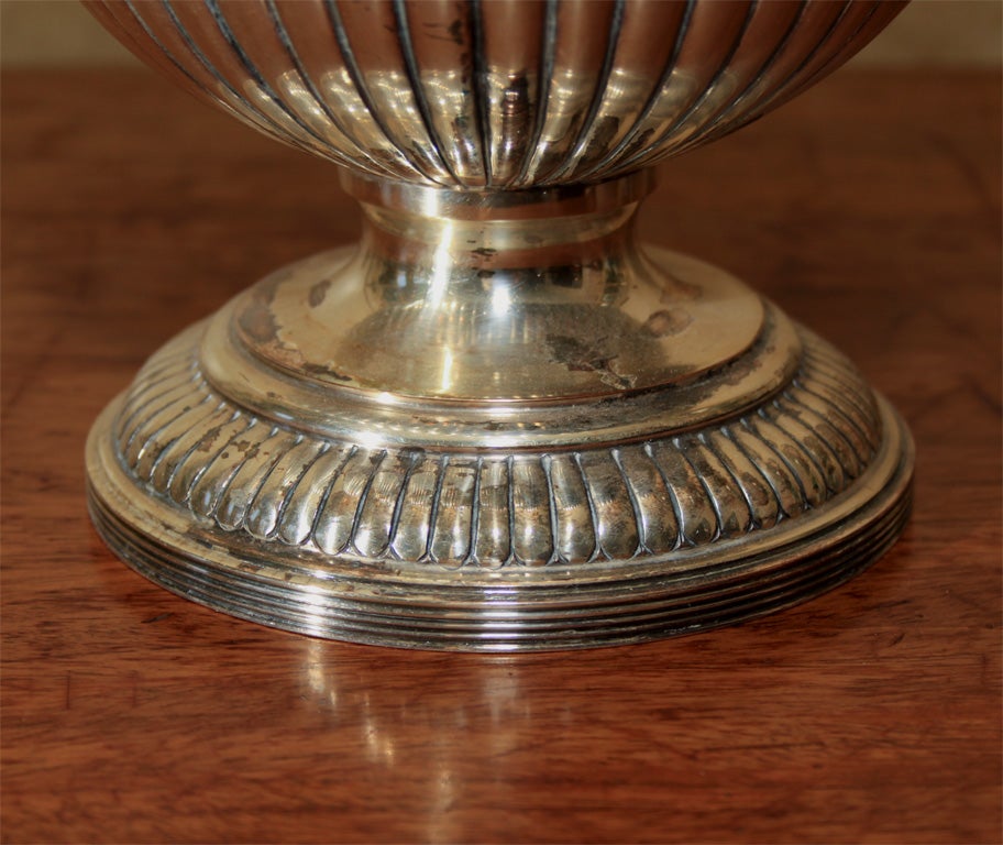 English Sheffield silver plate wine bucket with liner In Good Condition For Sale In Seattle, WA