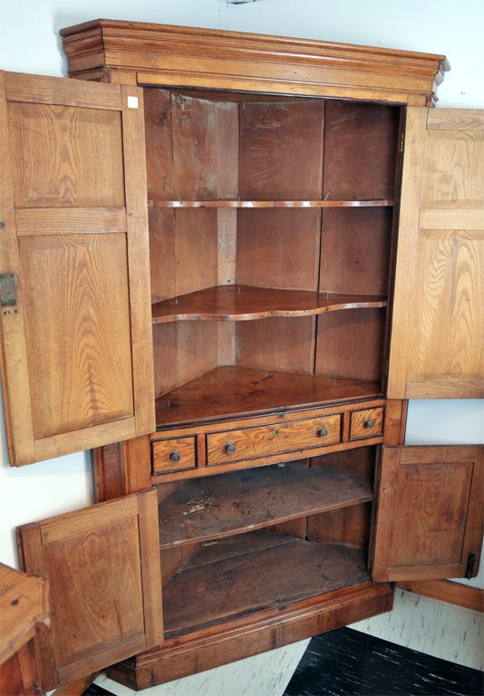 English Elm Corner Cupboard In Excellent Condition For Sale In Woodbury, CT