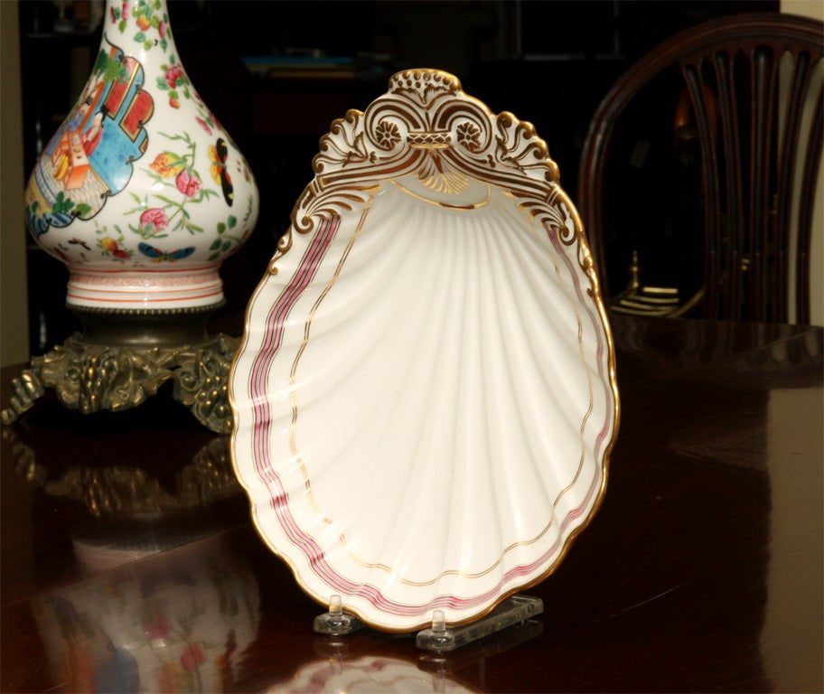 Partial diner service<br />
Paris porcelain with several serving pieces, 19th century