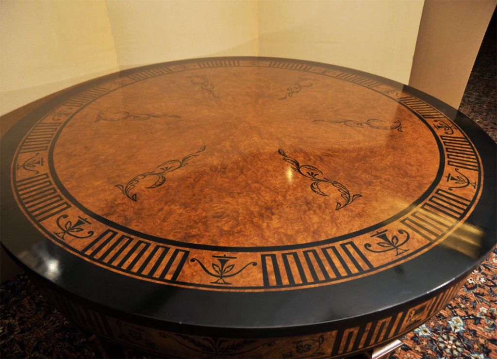 A NEOCLASSIC STYLE CENTER TABLE. PROBABLY ITALIAN, 20th CENTURY