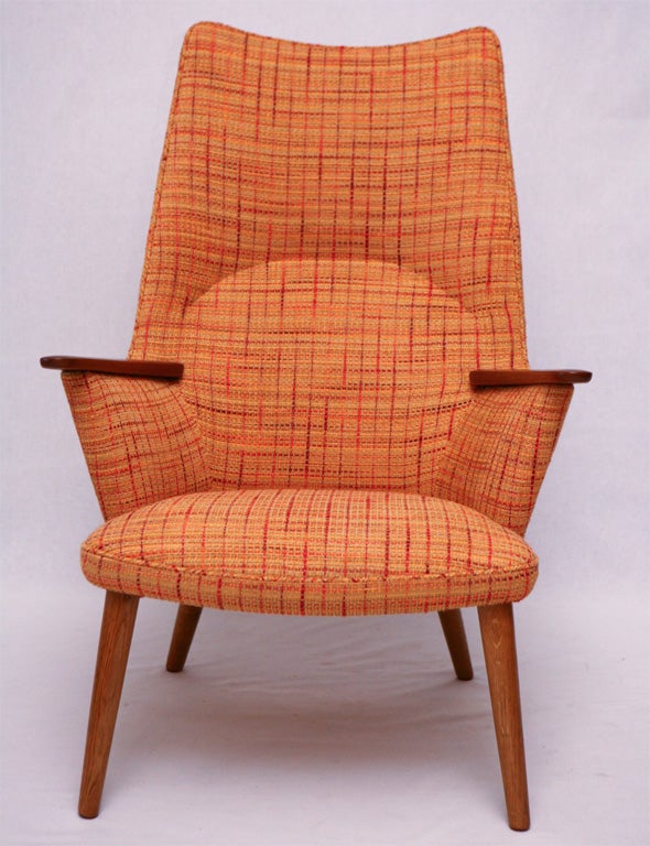 Hans Wegner AP-27 Sessel, entworfen 1954 und hergestellt von A.P. Gestohlen.  Geschäft früher bekannt als ARTFUL DODGER INC