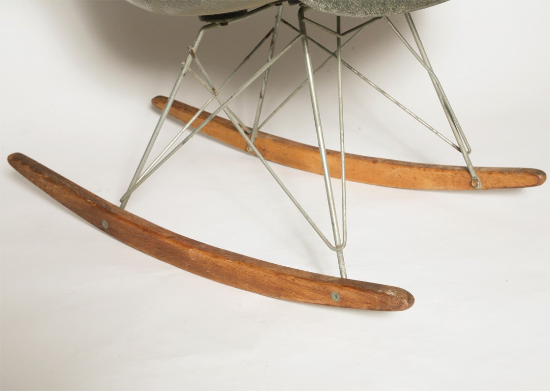 Charles Eames rocker manufactured by Herman Miller<br />
Fiberglass, steel and birch