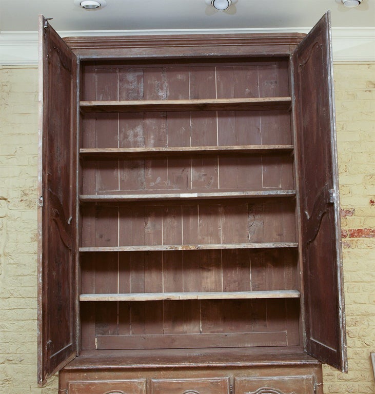 CABINA IN NOCE A` DEUX CORPS, DUE PORTE SOPRA, CON 5 CASSETTI DIETRO, 3 PORTE SOTTO CON 2 CASSETTI DIETRO.  INTAGLIO TIPICO DELLA REGGENZA, VERNICE ORIGINALE - FERRAMENTA ORIGINALE.