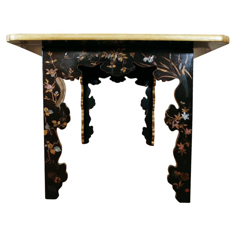 An Important Japanese Export Nagasaki Lacquer Centre Table For Sale