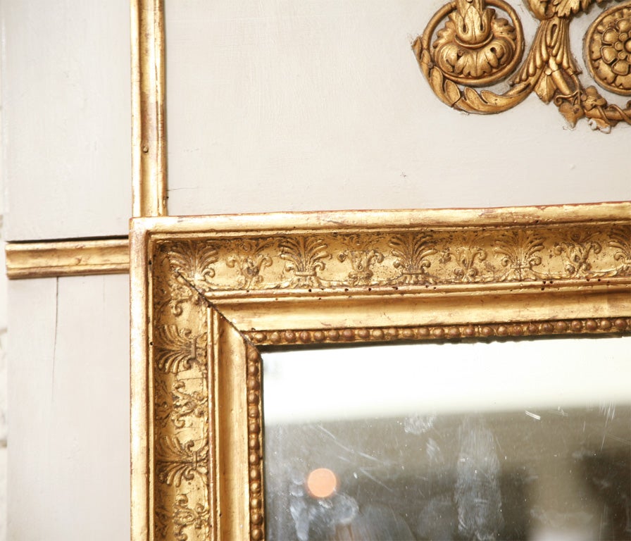 Doré Miroir Trumeau Empire doré avec décoration de panier blé en vente