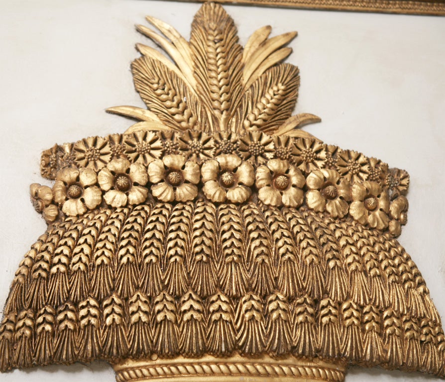 Miroir Trumeau Empire doré avec décoration de panier blé en vente 2