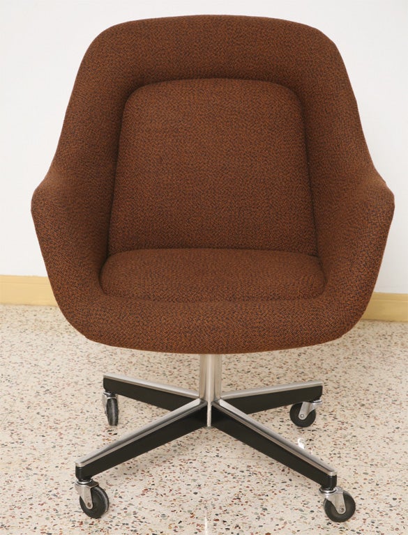 SOLD OCTOBER 2009      Great classic Max Pearson designed swiveling 