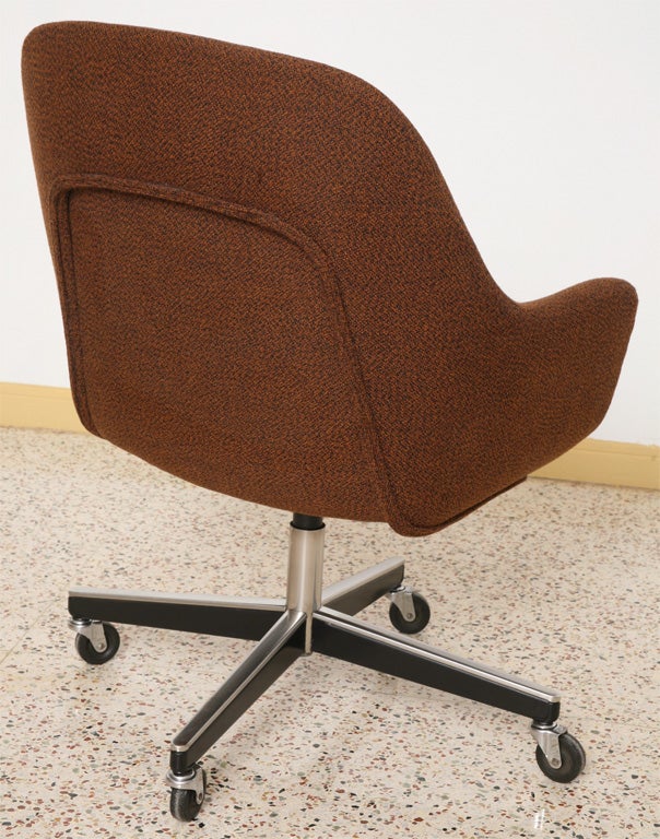 Mid-20th Century Max Pearson Executive Egg Style Desk Armchair for Knoll