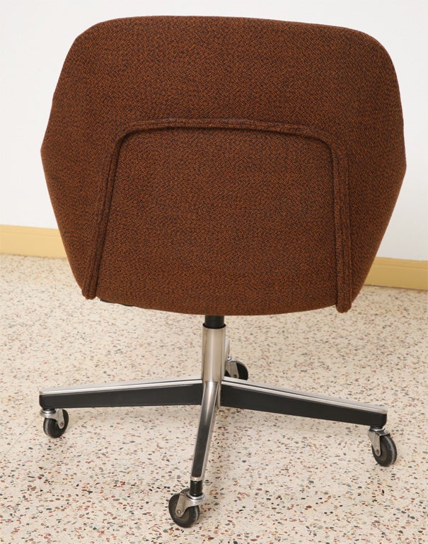 Max Pearson Executive Egg Style Desk Armchair for Knoll at 1stdibs