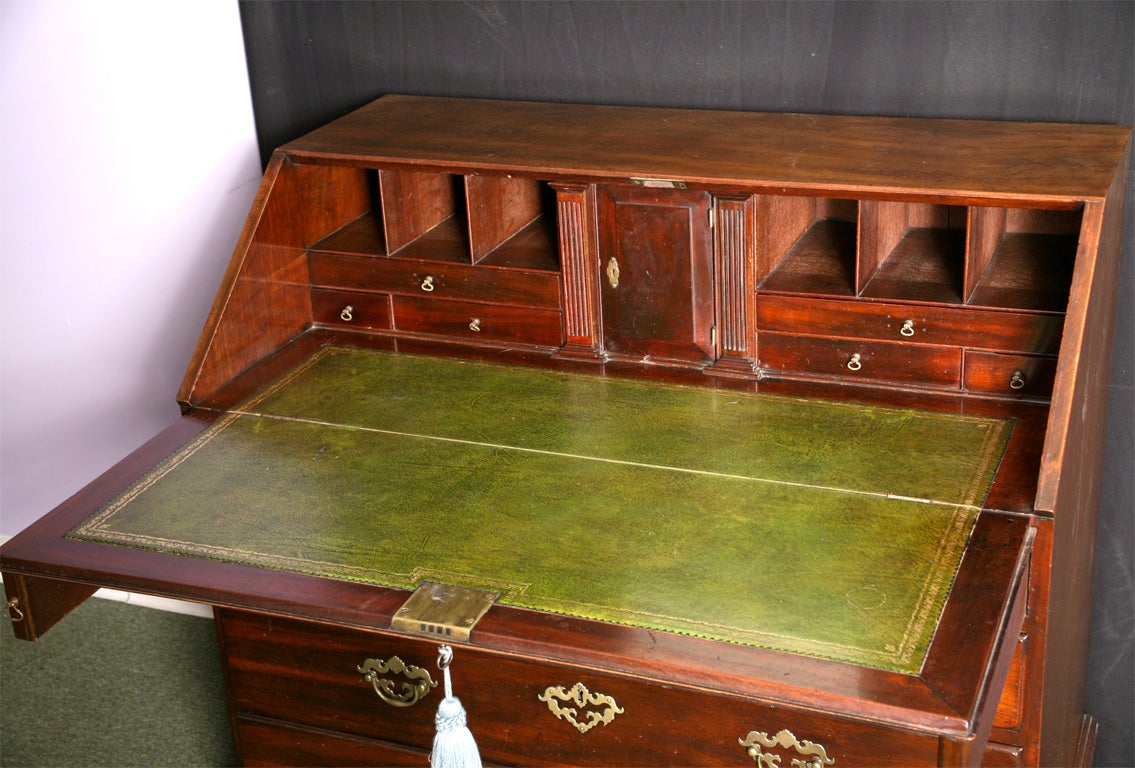 Mahogany An English late 18th century mahogany slant top desk For Sale