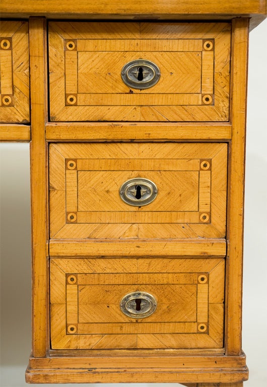 Early 19th Century Continental Walnut Inlaid Kneehole Desk For Sale 1