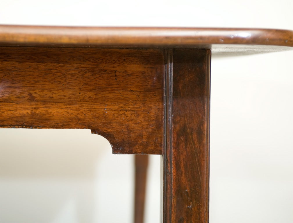 English Queen Anne Period Red Walnut Dining Table In Good Condition For Sale In Mississauga, ON