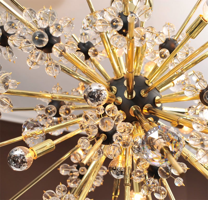 Moderne Lustre Spoutnik à tige en cristal et laiton avec sphères noires en vente
