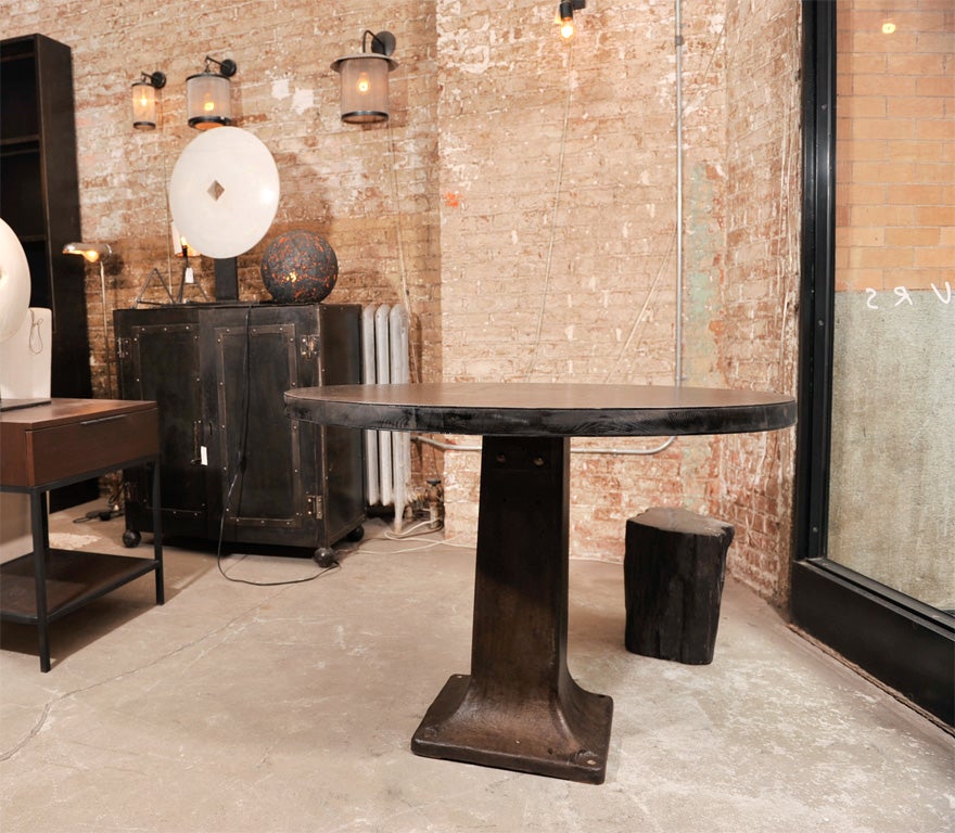 SANDWICH ROUND TABLE WITH CAST IRON BASE
