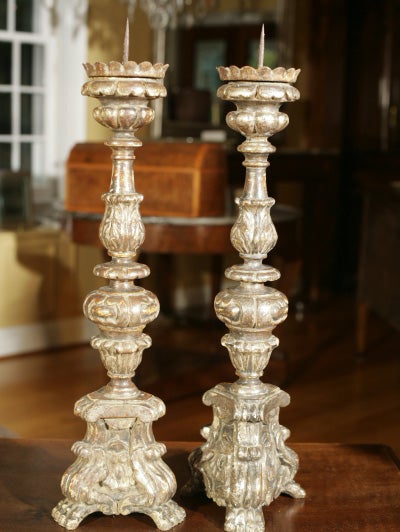 Une belle paire de chandeliers baroques italiens en argent doré.