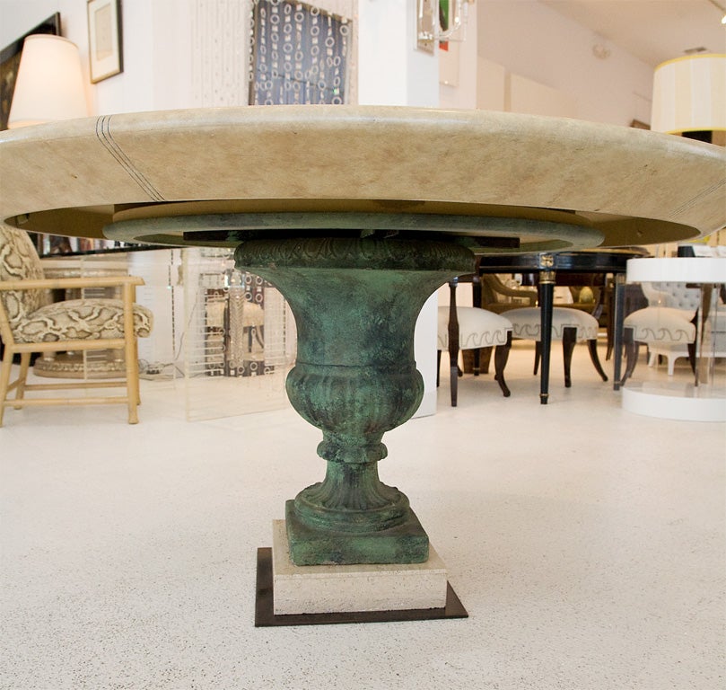 Moulage Table néoclassique avec finition d'origine par William Haines en vente