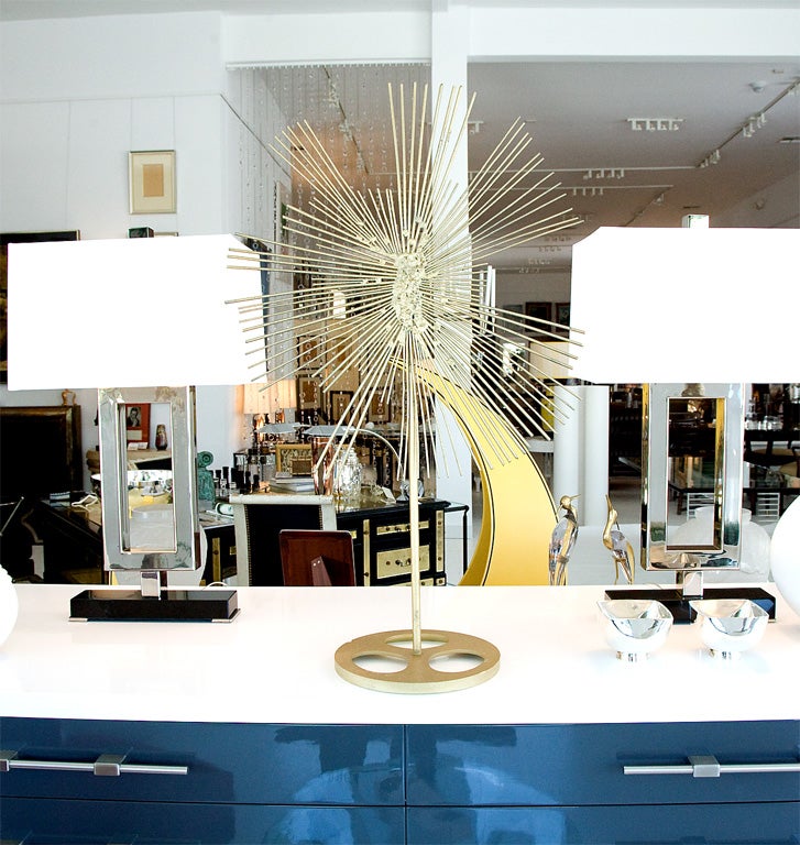 Iconica scultura a stella in metallo verniciato oro, creata dal leggendario Tony Duquette. Ne abbiamo due disponibili e le basi variano. Contattaci se desideri immagini o ulteriori dettagli.