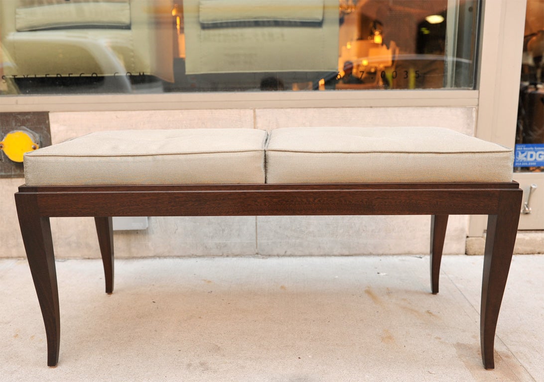 Elegant bench in mahogany with<br />
sinuous tapered legs, and double<br />
seat design with center button<br />
details.