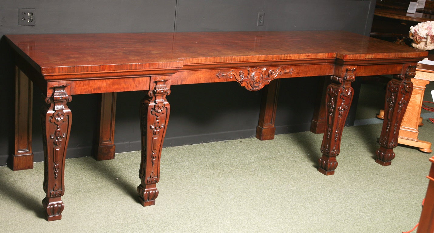 An important English antique serving table in mahogany.