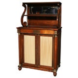 Ein englischer antiker Regency-Chiffonier mit Messingeinlagen.