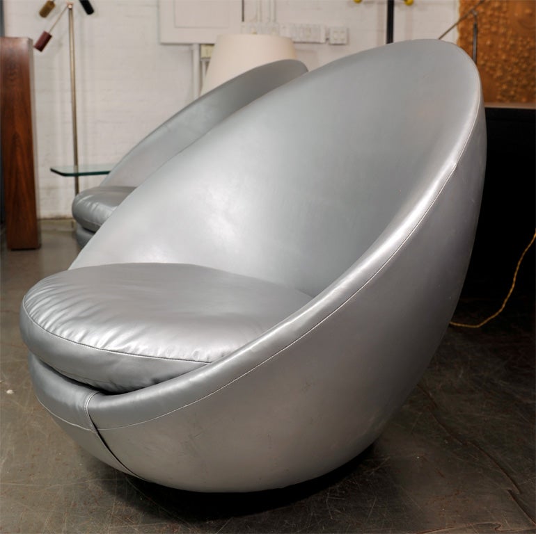Pair of Egg Chairs by Milo Baughman In Excellent Condition In Brooklyn, NY