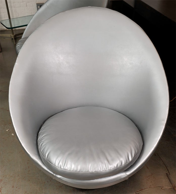 Pair of Egg Chairs by Milo Baughman 1
