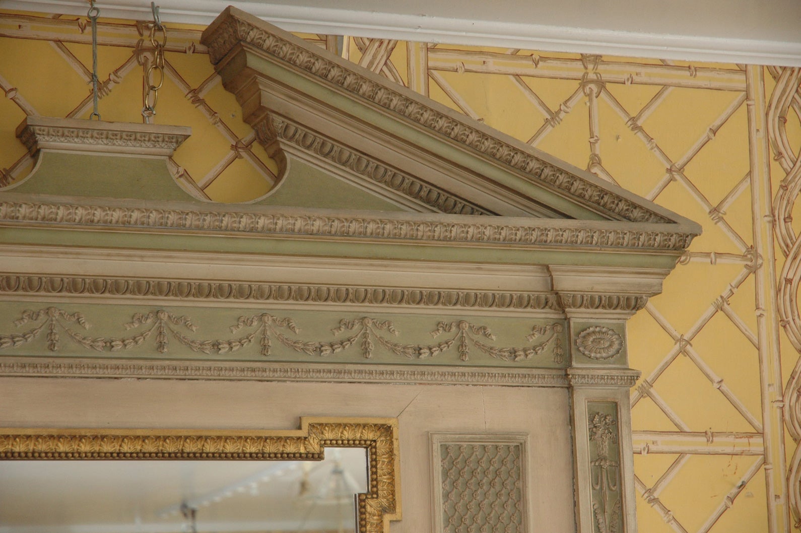 19. Jahrhundert Englisch Regency über Mantel Adam-Stil Spiegel mit und architektonische Form mit einem Giebel auf der Oberseite. Hand gesso und geschnitzt mit klassischen Motiven von Urnen, Schwäne, Bögen und Delphine, gemalt in der ursprünglichen