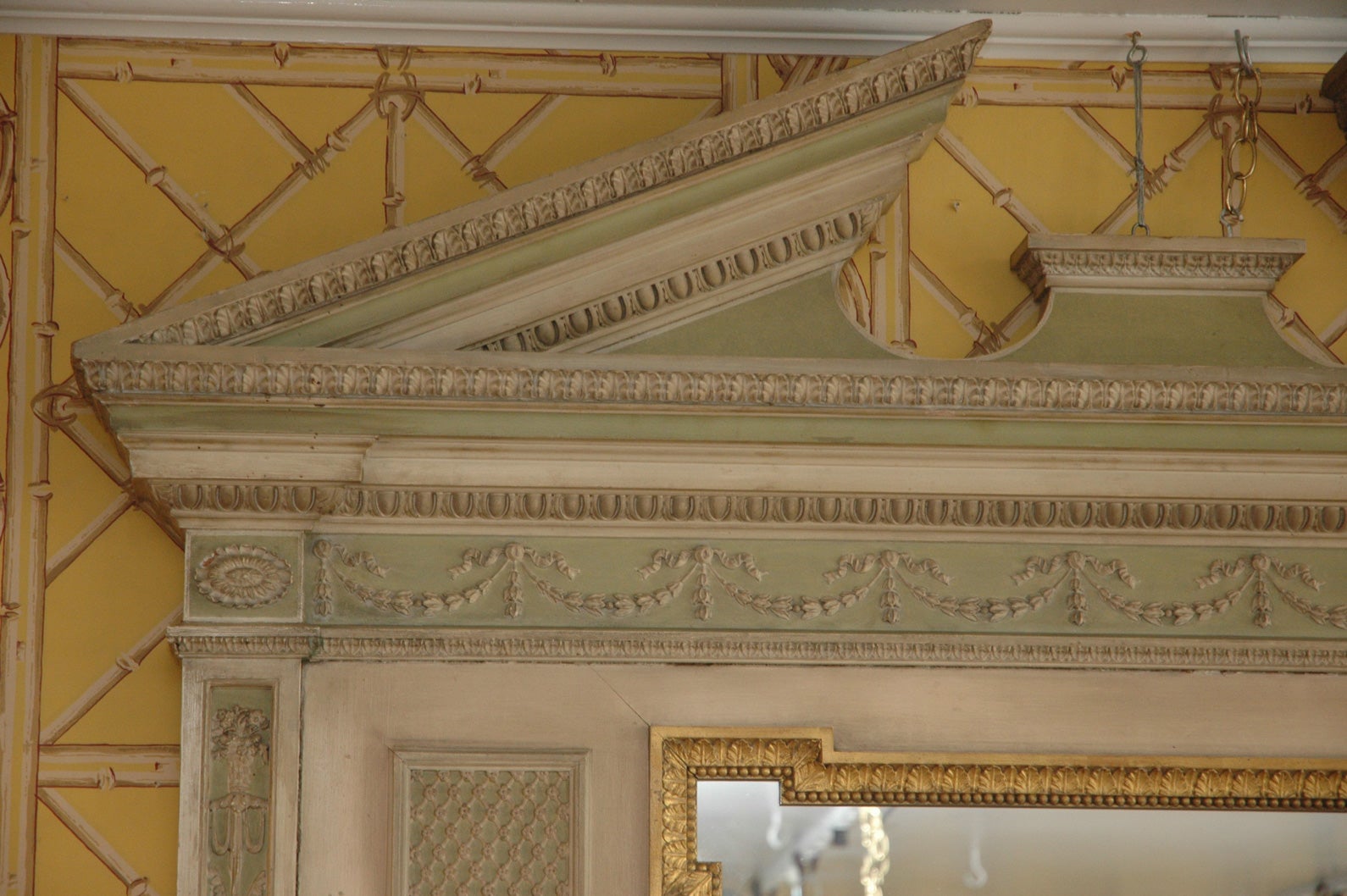 Englischer Regency-Pediment-Spiegel über Kaminsims im Adam-Stil, 19. Jahrhundert (Vergoldet) im Angebot