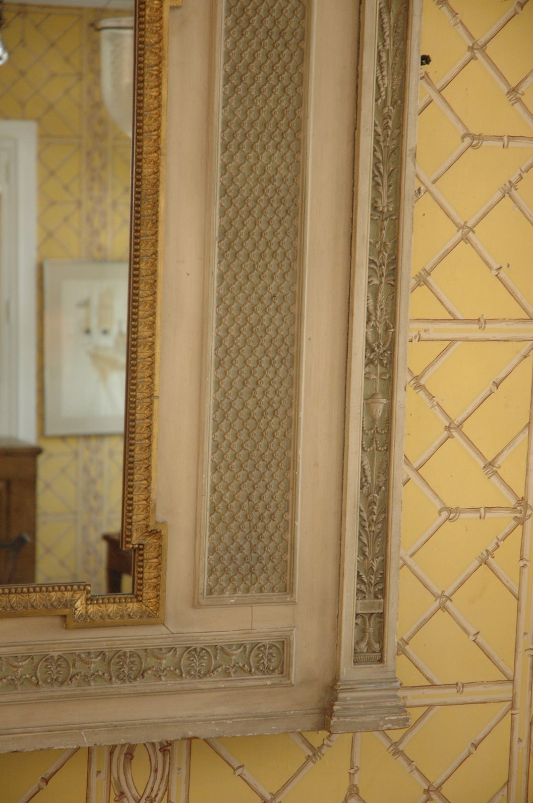 Englischer Regency-Pediment-Spiegel über Kaminsims im Adam-Stil, 19. Jahrhundert im Zustand „Gut“ im Angebot in Southampton, NY