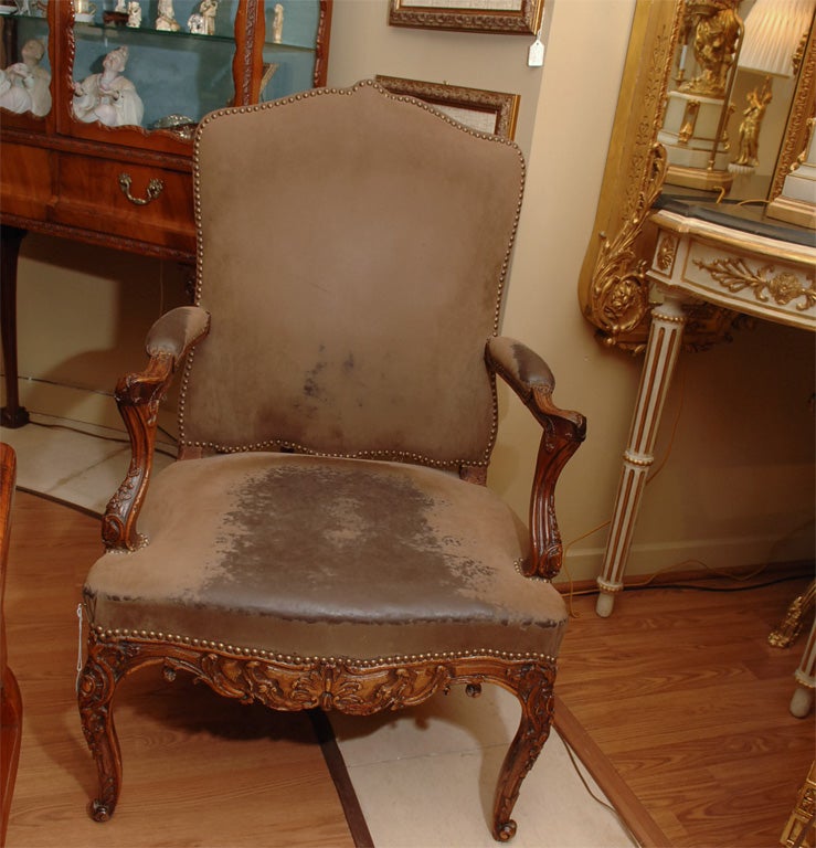 Precioso sillón Regence del siglo XVIII. Tallado en roble con incisiones profundas y talla bien definida
